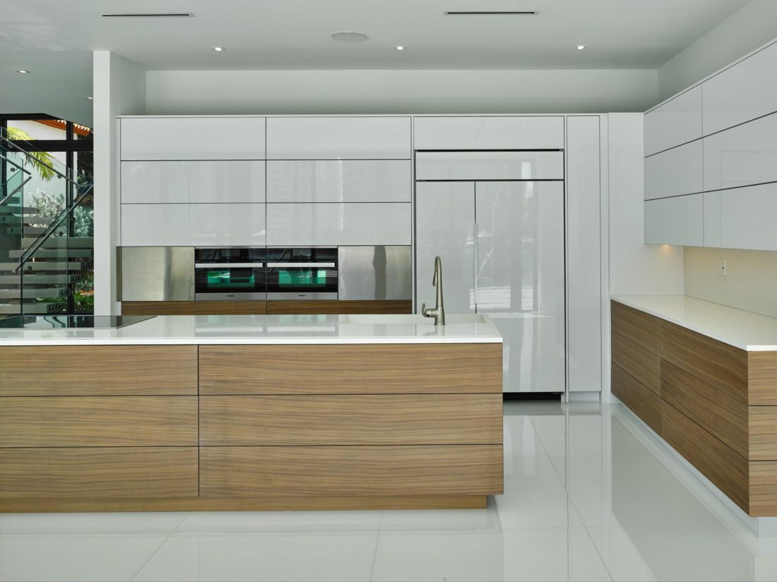 The kitchen features Cameo white lacquer cabinets